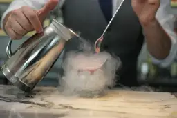 Co dosypują do drinków? Odkryj niebezpieczne substancje w barach