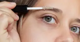 Jak stosować olejek rycynowy na brwi? Pełny poradnik krok po kroku