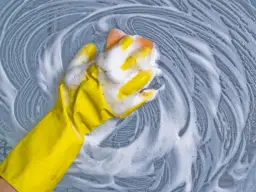 Czym umyć ściany, by skutecznie usunąć brud i plamy? Sprawdzone metody