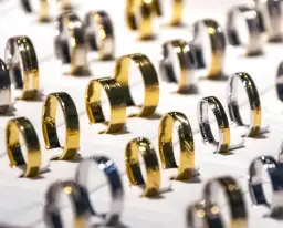 Ile kosztuje złota obrączka? Ceny i porównanie w Polsce