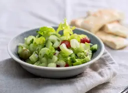 Jak zrobić surówkę z sałaty lodowej, która oczaruje Twoich gości