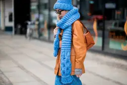 Wiązanie szalika do kurtki z kapturem: 4 triki, by wyglądać stylowo