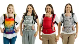 Cztery kobiety w nosidłach z dziećmi, prezentujące różne wzory i kolory nosideł.