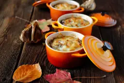 Jakie przyprawy do zupy cebulowej, aby wydobyć jej pełny smak?