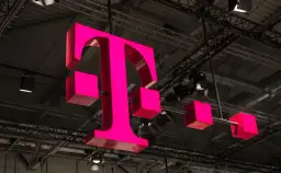 Trójwymiarowe, różowe logo T-Mobile zawieszone pod sufitem hali.
