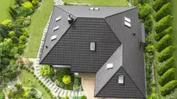 Dach naczółkowy: poznaj jego zalety, wady i zastosowanie w architekturze