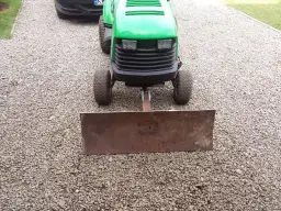 Jak zamontować pług do traktorka kosiarki - proste kroki i porady