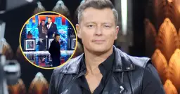 Mężczyzna w czarnej ramonesce i w okręgu uczestnicy programu "Jaka to melodia".