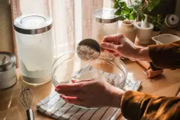 Pół szklanki ile to gramów i ml? Uniknij błędów w kuchni!