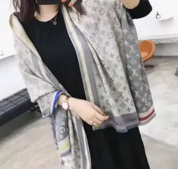 Ile kosztuje szalik Louis Vuitton? Ceny i modele, które zaskakują