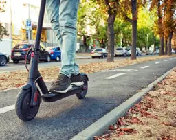 Hulajnoga elektryczna po chodniku: Kiedy wolno i za ile mandat?