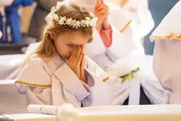 Komunia Święta: Ile trwa msza i przyjęcie? Zaplanuj idealny dzień!