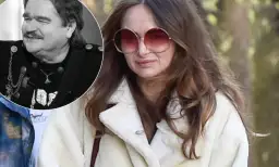 Bartłomiej Korda, syn Wojciecha Kordy, uśmiecha się w czarno-białym kadrze. Obok kobieta w okularach i białym płaszczu.