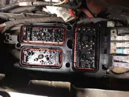 Wnętrze skrzynki bezpieczników w Oplu Zafirze B. Widoczne złącza i bezpieczniki, gotowe do diagnostyki.