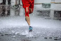 Bieganie w deszczu? Odkryj, jak czerpać z niego siłę i komfort!