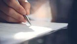 Ile się czeka na odpis wyroku sądu? Odkryj prawdziwe terminy oczekiwania