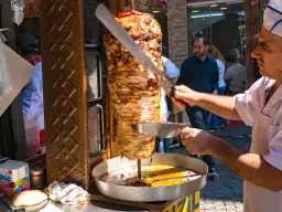 Ile kosztuje kebab w Berlinie? Zaskakujące ceny i różnice!