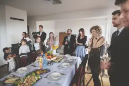 Chrzciny w domu: Jak zaplanować idealne przyjęcie od 2000 zł?