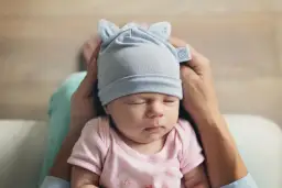 Jaka czapka dla niemowlaka na wiosnę? 7 kluczowych porad