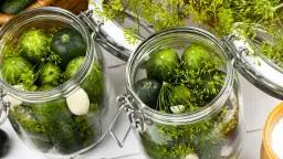 Jak układać ogórki do kiszenia: Prosty przepis na chrupiące przetwory