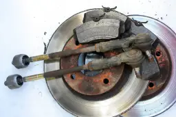 Stuki, luz, drgania? Rozpoznaj uszkodzoną końcówkę drążka!