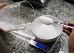 50g cukru: Ile to łyżeczek? Odmierzaj bez wagi!