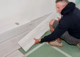 Jak układać panele prostopadle do okna, by uniknąć błędów?