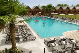 Tani nocleg nad morzem? Praktyczny przewodnik po oszczędnościach