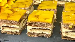 Kora orzechowa z brzoskwiniami – przepis na aromatyczne ciasto