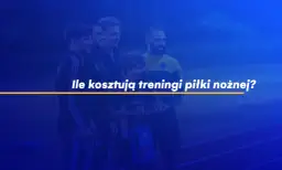 Grupa trenerów i młody piłkarz z pucharem. Pytanie: ile kosztuje trening piłki nożnej dla dzieci?