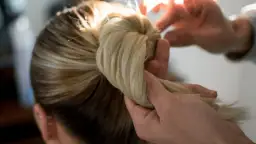 Jak się uczesać na wesele, aby wyglądać elegancko i czuć się komfortowo