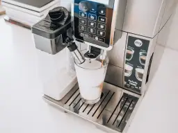 Jak wyczyścić ekspres do kawy De’Longhi, aby uniknąć awarii i smaku kawy