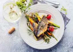 Jak dobrać wino do ryby? Czy zawsze musi być białe? Zasady parowania wina z rybą i warzywami korzeniowymi.