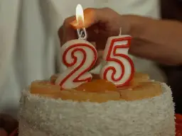  Prezent na 25 urodziny dla niej - jaki wybrać, by ją zaskoczyć i ucieszyć?