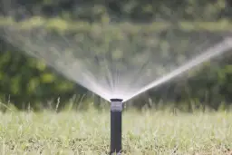 Jak naprawić zraszacz wahadłowy: proste sposoby na skuteczną naprawę