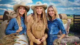 Trzy kobiety w kapeluszach kowbojskich na tle farmy z bali siana i kóz. Ciekawe, ile odcinków ma ta farma?