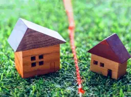 Jakim powinny odpowiadać budynki i ich usytuowanie zgodnie z przepisami?