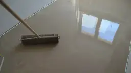 Wałek do odpowietrzania wylewki samopoziomującej. Czas, ile schnie wylewka samopoziomująca, zależy od warunków.