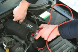 Jak wybrać prostownik z rozruchem, aby uniknąć problemów z autem