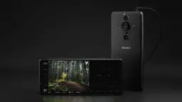 Sony Xperia Pro i z profesjonalnym aparatem, gotowy do uchwycenia dynamicznych ujęć, np. rowerzysty w lesie.