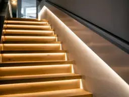 Oświetlenie schodów na jakiej wysokości? Kluczowe wskazówki dla bezpieczeństwa