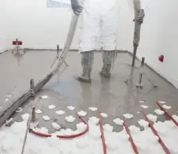 Ile czasu podlewać wylewki, aby uniknąć pęknięć i uszkodzeń?