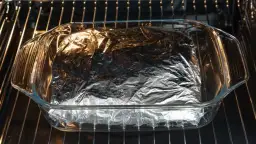 Na której stronie folii aluminiowej piec frytki, aby nie spalić?