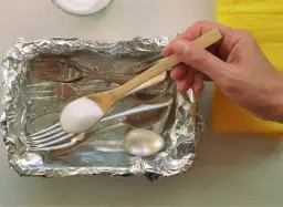 Jak wyczyścić srebro folią aluminiową i sodą - prosty trik domowy