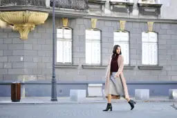 Jaką bluzkę wybrać do długiej rozkloszowanej spódnicy, aby zachwycić?