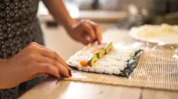 Sushi w domu? Opanuj sztukę: od ryżu po idealne rolki!