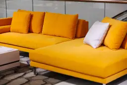 Idealne zasłony do żółtej kanapy: Bezpieczne i odważne połączenia