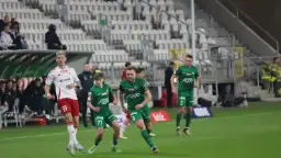 Zarobki piłkarzy Warty Poznań: prawda o ich wynagrodzeniach i problemach