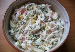 Sałatka z krabowymi paluszkami i makaronem ryżowym - przepis