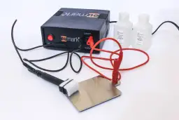 Zestaw do znakowania stali nierdzewnej: zasilacz, elektrody, butelki z elektrolitem. Idealny do precyzyjnego znakowania.